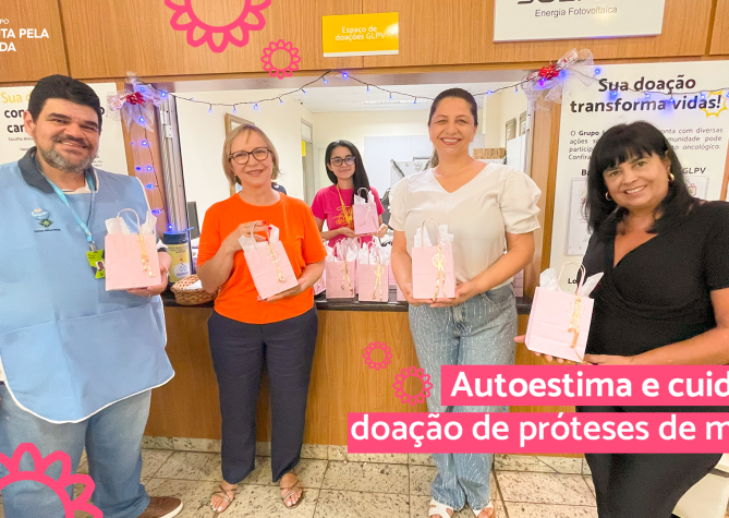Os voluntários Flávio e Sueli (nas pontas) receberam a doação de Linei e Dulcinéia no Hospital do Câncer em Uberlândia.