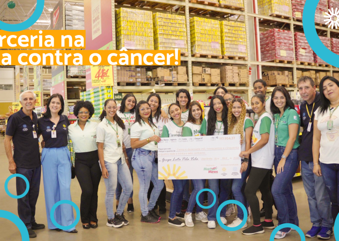 Colaboradores do Mart Minas fizeram a entrega simbólica do Troco Solidário.